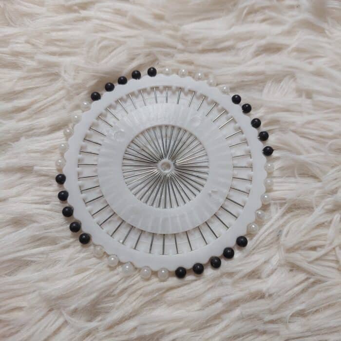 Hijab Pins (Pin Wheel Black And White)